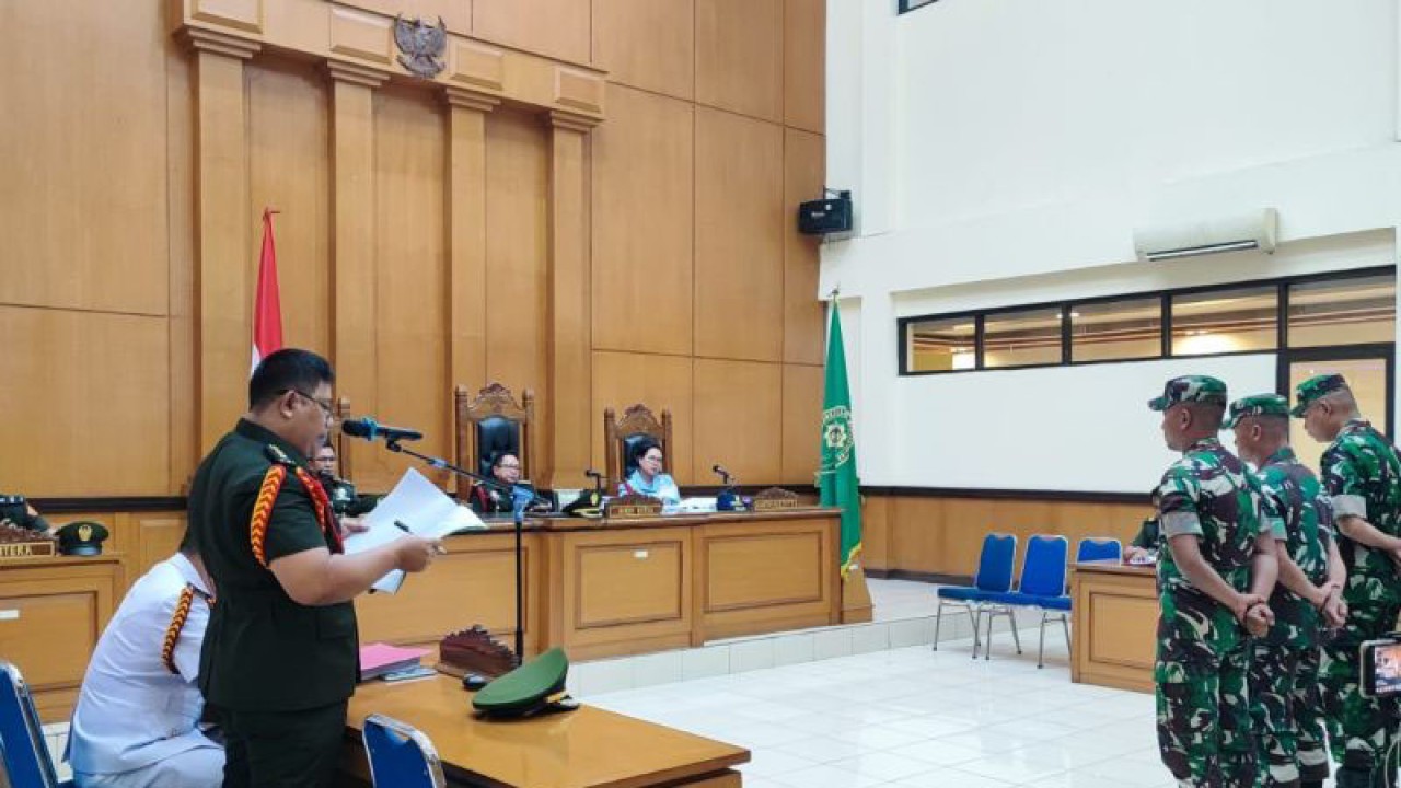 Oditur Militer Letkol Chk Upen Jaya Supena saat membacakan tuntutan dalam sidang kasus pembunuhan Imam Masykur di Pengadilan Militer II-08 Jakarta, Cakung, Jakarta Timur, Senin (27/11/2023). ANTARA/Syaiful Hakim