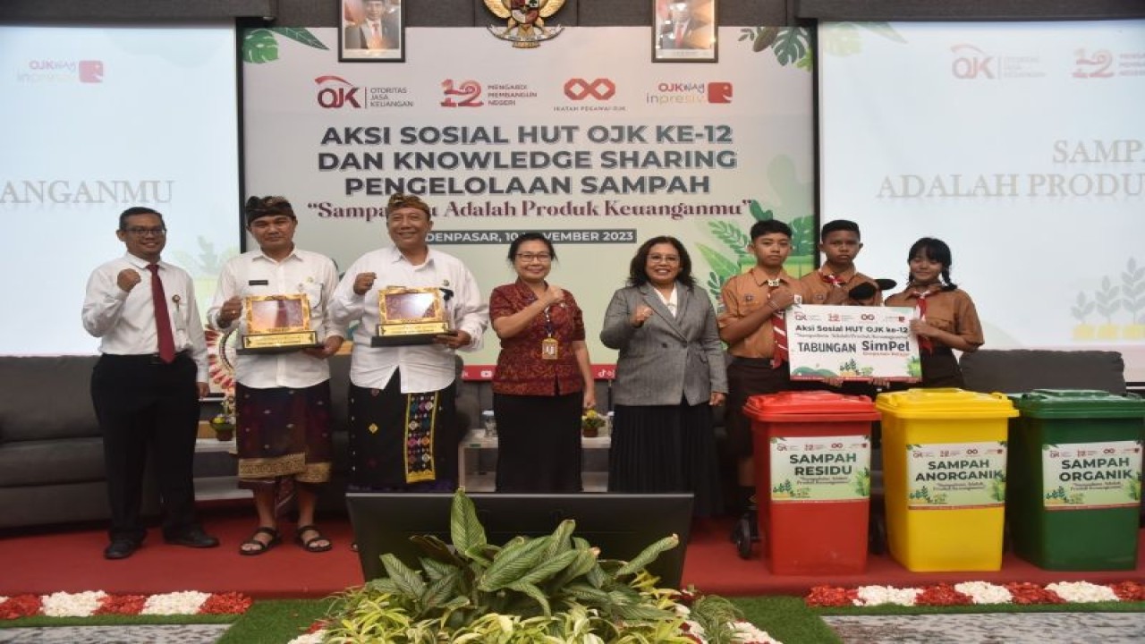 Kepala OJK Provinsi Bali Kristrianti Puji Rahayu berfoto bersama Kepala Disdikpora Kota Denpasar AA Gede Wiratama, Kepala DLHK Kota Denpasar Ida Bagus Putra Wirabawa beserta perwakilan kepala sekolah dan siswa saat acara penyerahan bantuan tempat sampah di Denpasar. ANTARA/HO-OJK Provinsi Bali.