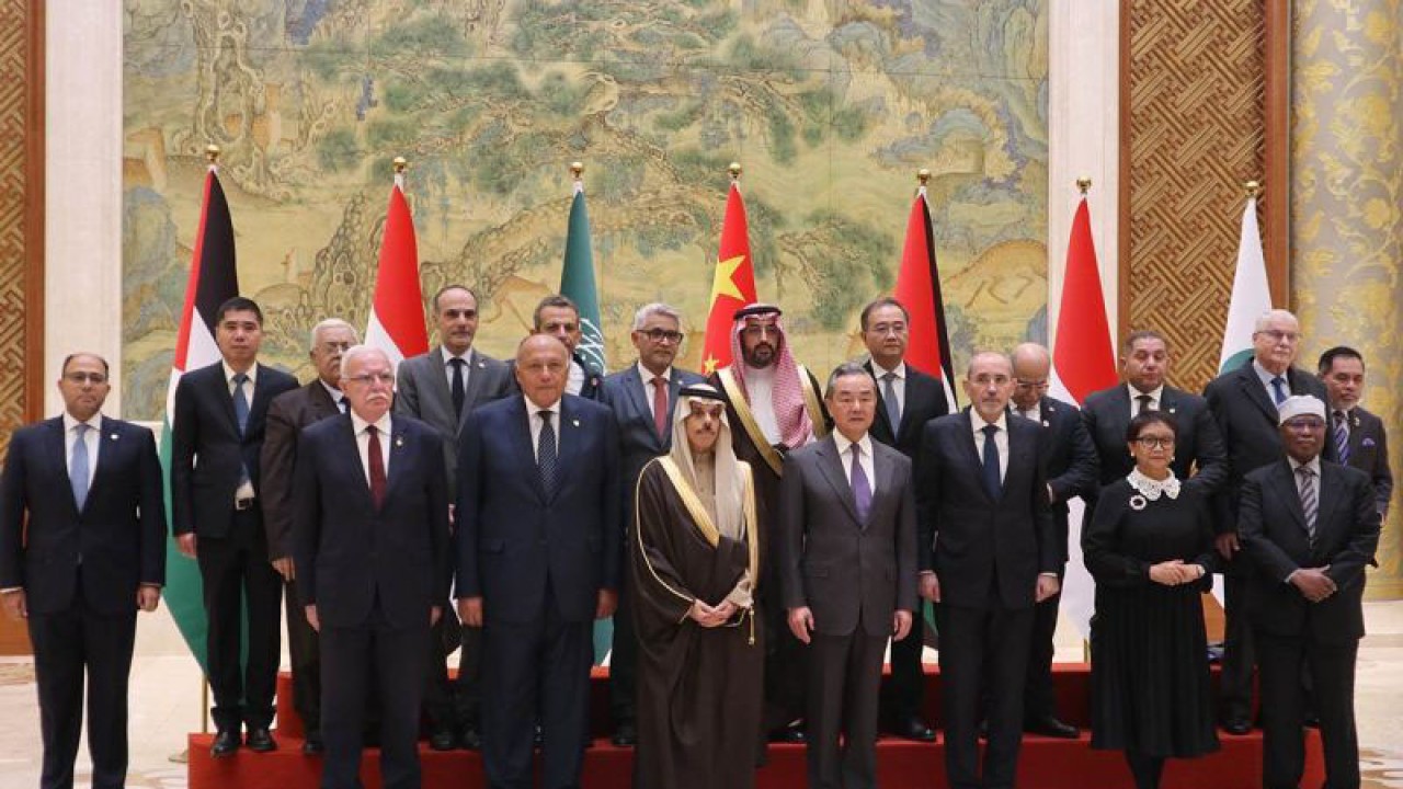 Utusan Organisasi Kerja Sama Islam (OKI) yang terdiri dari (depan kiri ke kanan) Menlu Palestina Riyad Al-Maliki, Menlu Mesir Sameh Shoukry, Menlu Saudi Pangeran Faisal bin Farhan Al Saud, Menlu China Wang Yi, Wakil Perdana Menteri yang juga Menlu Yordania Ayman Safadi, Menlu Retno Marsudi dan Sekretaris Jenderal OKI Hissein Brahim Taha berfoto sebelum melakukan pertemuan untuk mencari solusi konflik Palestina-Israel di Beijing, China, Senin (20/11/2023). Pertemuan tersebut adalah aksi dari pemberian mandat dalam KTT Luar biasa OKI untuk memulai tindakan atas nama OKI dan Liga Arab guna menghentikan perang di Gaza. ANTARA FOTO/Desca Lidya Natalia/Spt.