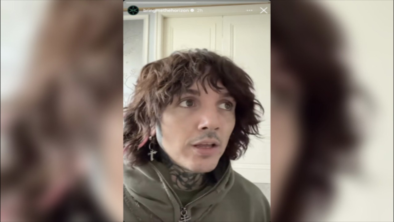 Tangkapan layar Vokalis Bring Me The Horizon Oliver Sykes saat mengklarifikasi alasan pihaknya memutuskan untuk menghentikan konser di Jakarta, di Instagram, Sabtu (11/11/2023). (Instagram/BMTH)