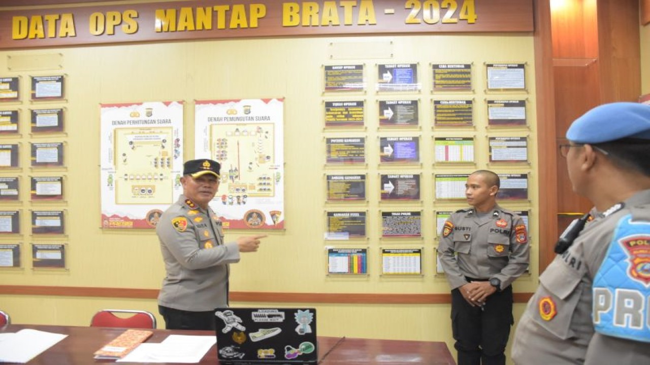 Kapolda Sulawesi Tengah Irjen Pol. Agus Nugroho meninjau posko pengamanan Operasi Mantap Brata (OMB) Tinombala 2023-2024 di Mapolda Sulteng, Kota Palu, Selasa (21/11/2023). (ANTARA/HO-Humas Polda Sulteng)