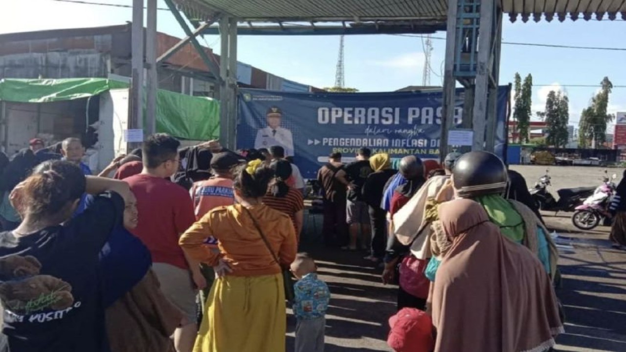 Operasi Pasar Perusda Aneka Usaha Kalbar (ANTARA/PAU)