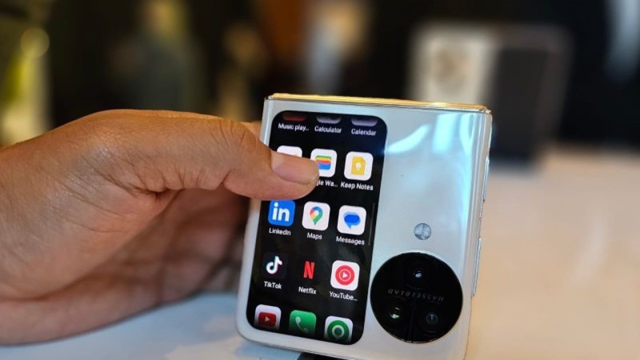 Tampilan Oppo Find N3 Flip dengan warna "Cream Gold" yang dipamerkan dalam peluncuran produk Oppo Find N3 Series di Jakartaa (20/10/2023). (ANTARA/Livia Kristianti)