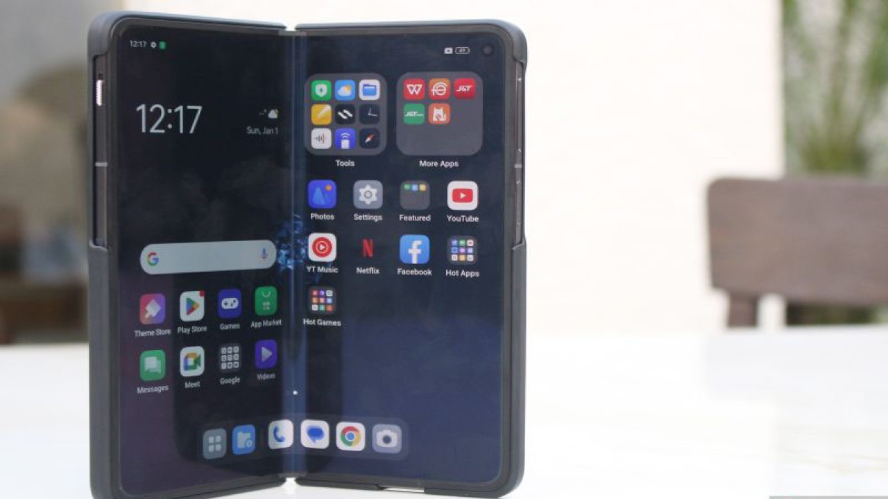 Ponsel lipat OPPO Find N3. (ANTARA/Ahmad Faishal)