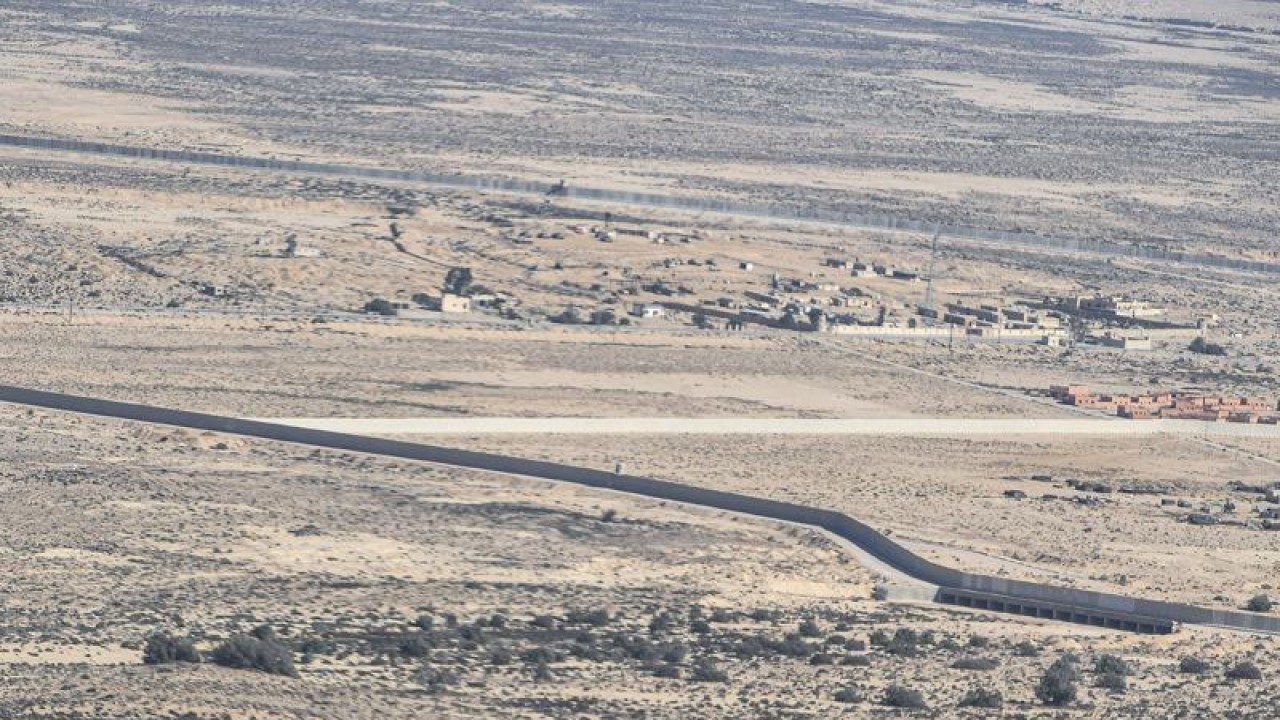 Suasana pagar di perbatasan di kawasan Mesir, Senin (6/11/2023). Berdasarkan keterangan organisasi kemanusiaan MER-C, Rumah Sakit (RS) Indonesia mengalami kehabisan pasokan obat-obatan di tengah kondisi blokade penuh dan serangan Zionis Israel di Jalur Gaza, Palestina, sehingga dibutuhkan percepatan bantuan obat-obatan guna menangani masyarakat Gaza. ANTARA FOTO/Muhammad Adimaja/rwa.
