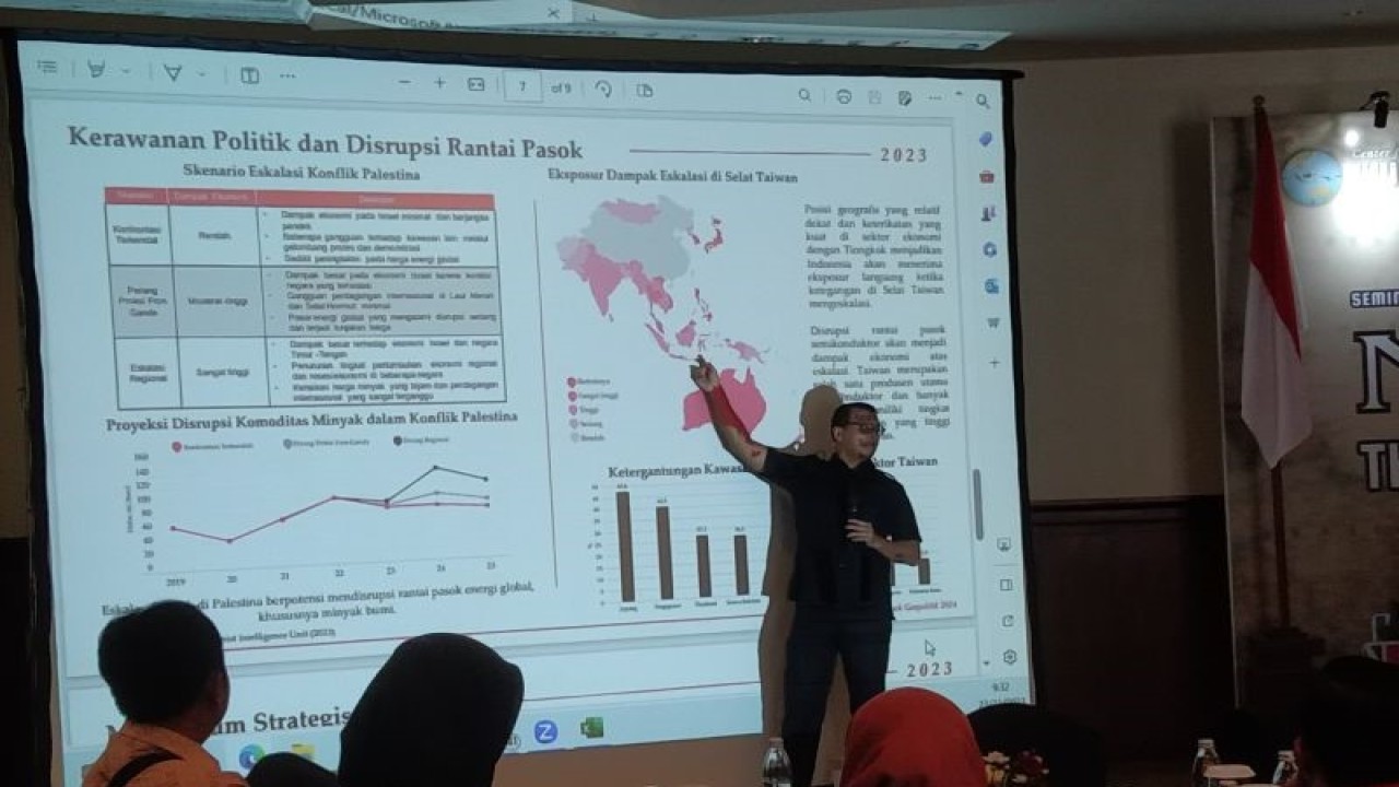 Anggota Dewan Pakar CGSI Andi Widjajanto memaparkan geopolitik 2024 di sela seminar nasional geopolitik dan geostrategi di Nusa Dua, Kabupaten Badung, Bali, Kamis (23/11/2023) ANTARA/Dewa Ketut Sudiarta Wiguna