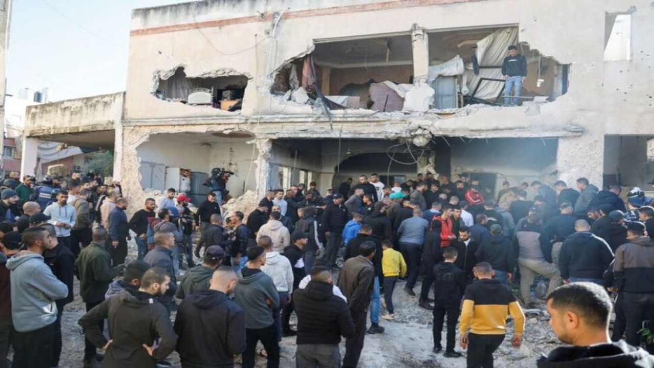 Warga Palestina memeriksa kerusakan menyusul penggerebekan di Jenin di Tepi Barat yang diduduki Israel, 29 November 2023. (Raneen Sawafta/Reuters)