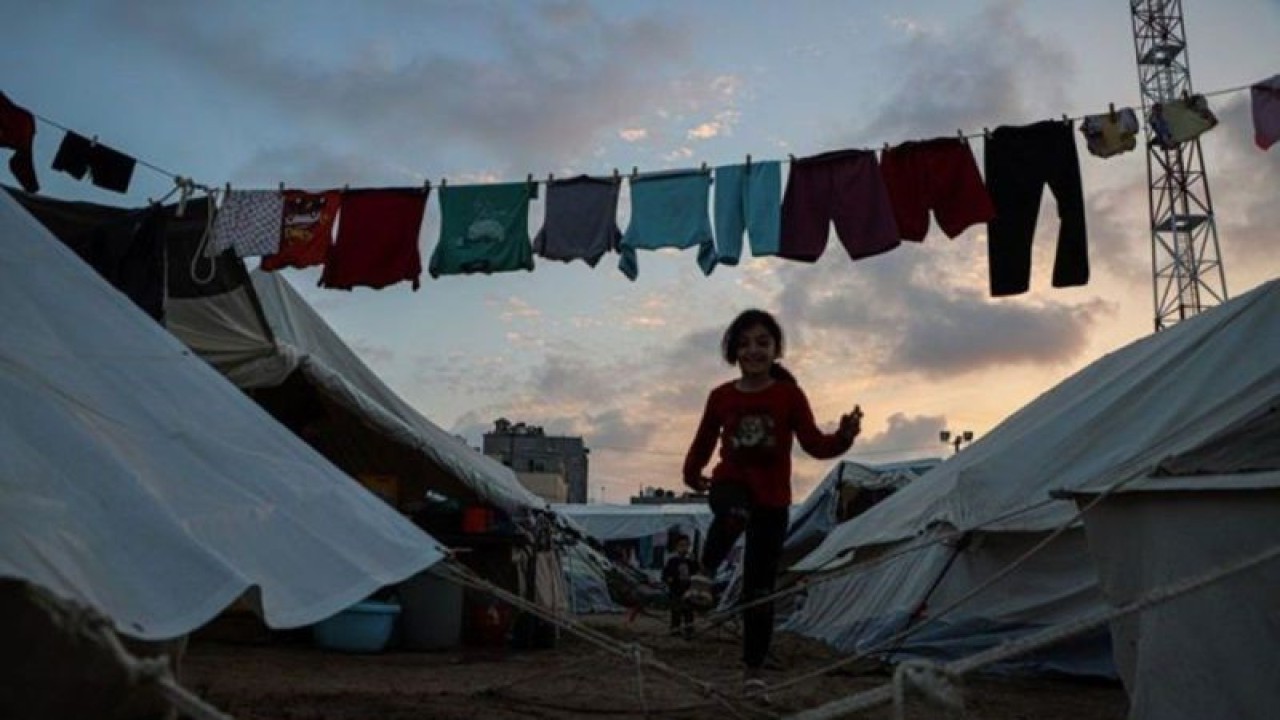 Arsip foto - Seorang anak perempuan terlihat di sebuah kamp yang berafiliasi dengan Badan Bantuan dan Pekerjaan PBB untuk Pengungsi Palestina di Timur Dekat (UNRWA) di kota Khan Younis, Jalur Gaza selatan, pada 1 November 2023. Angka terbaru yang dirilis UNRWA, yang memiliki sekitar 13.000 staf bekerja di Gaza, menyebut 670.000 pengungsi berlindung di 150 instalasi UNRWA. (ANTARA/Xinhua/Rizek Abdeljawad/pri.)