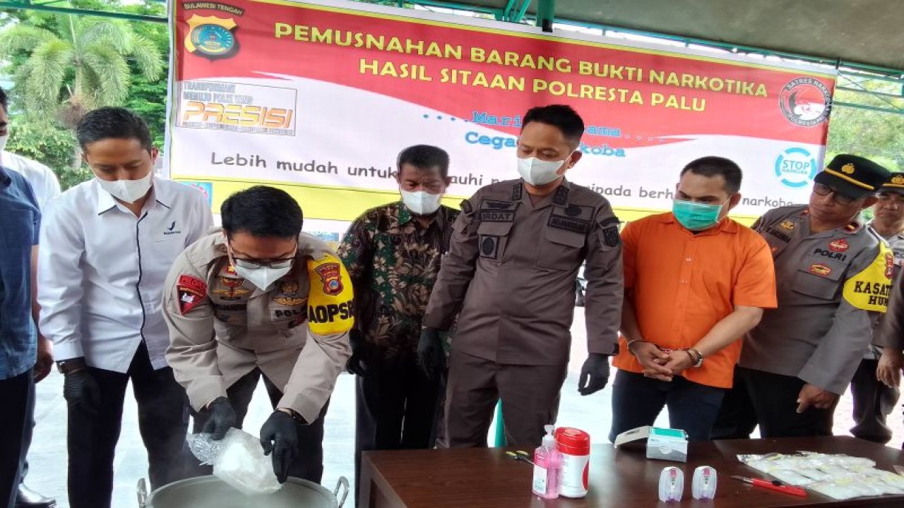 Kapolresta Palu Komisaris Besar Polisi Barliansyah memusnahkan narkoba jenis sabu dengan melarutkan narkoba ke dalam panci air panas di Polresta Palu, Kota Palu, Kamis (9/11/2023)? (ANTARA/Nur Amalia Amir)