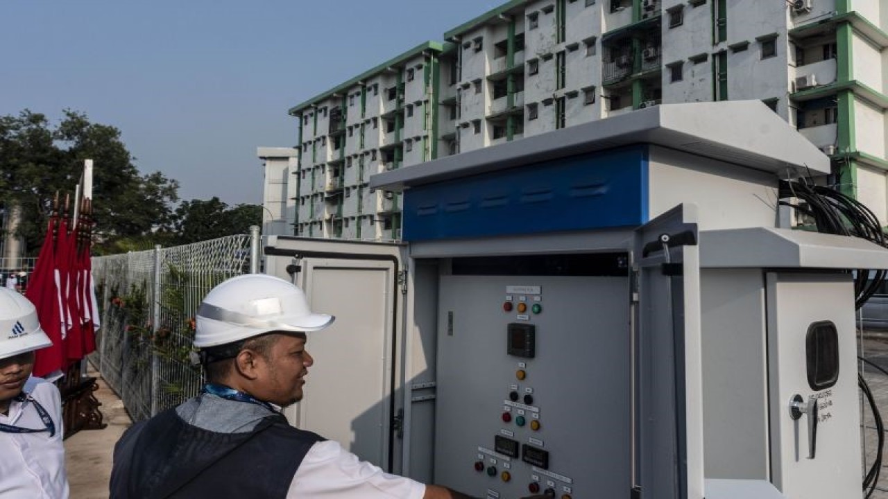 Petugas PAM Jaya memeriksa tombol panel reservoir komunal atau tandon air di Rusun Muara Baru, Penjaringan, Jakarta, Rabu (4/10/2023). Reservoir komunal dengan volume reservoir 50 meter kubik itu memiliki debit air mengalir hingga 2,5 liter per detik sehingga mampu memberikan pelayanan kepada 282 pelanggan. ANTARA FOTO/Aprillio Akbar/Spt.