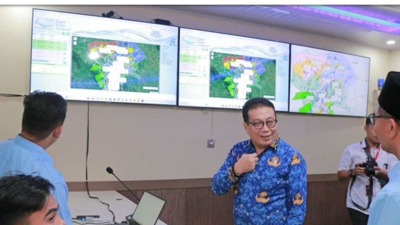 Pj Wako Payakumbuh Jasman bersama Dirut Pamtigo Khairul Ikhwan saat meluncurkan Smart Water Company (SWC) yang digagas Pamtigo Payakumbuh. (ANTARA/HO-Protokoler Payakumbuh)