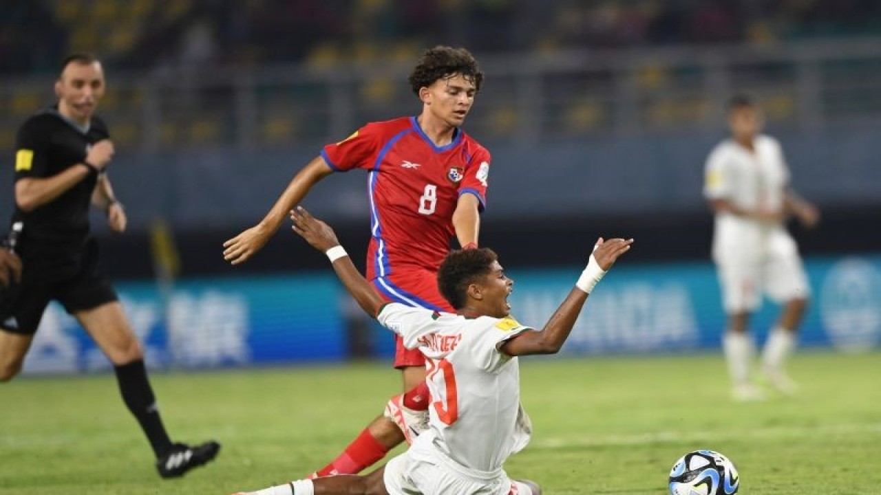 Pesepak bola Timnas Panama Aldair Marta (atas) berebut bola dengan pesepak bola timnas Maroko Mohamed Amine Katiba saat laga babak penyisihan Grup A Piala Dunia U-17 2023 di Stadion Gelora Bung Tomo, Surabaya, Jawa Timur, Jumat (10/11/2023). ANTARA FOTO/Aditya Pradana Putra/aww.
