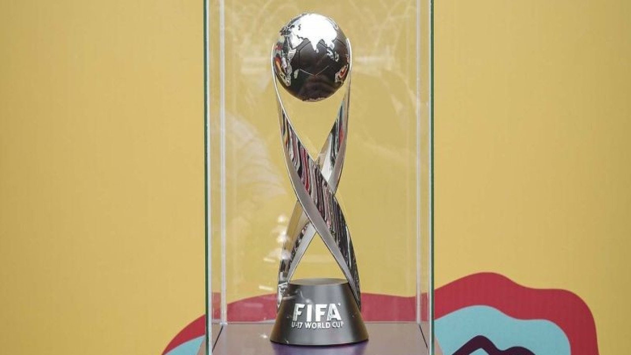 Trofi Piala Dunia U-17 saat dipamerkan di kawasan Bundaran HI, Jakarta, Minggu (15/10/2023). ANTARA FOTO/Dhemas Reviyanto/aww.