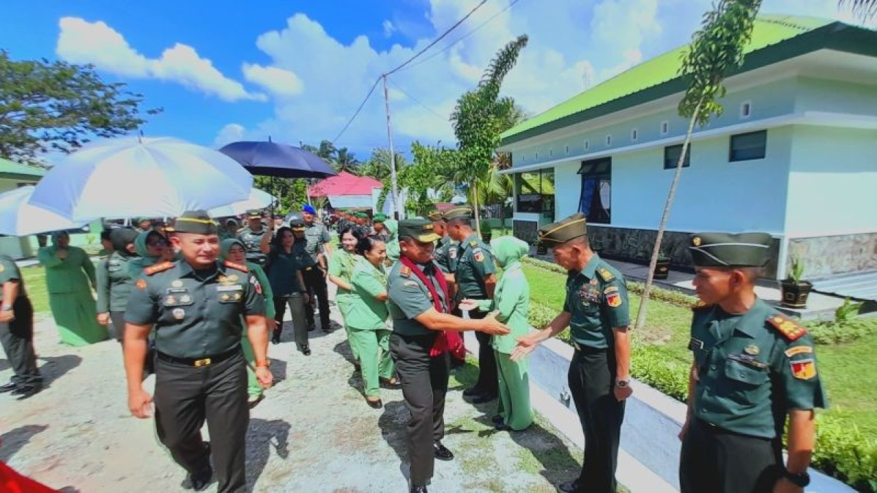 Pangdam XIII Merdeka Mayjen TNI Legowo W.R Jatmiko didampingi Dandim Letkol Arm. Yudhi Ari Irawan dalam kunjungan kerjanya di Kodim 1315 Kabupaten Gorontalo. (ANTARA/Zulkifli Polimengo)
