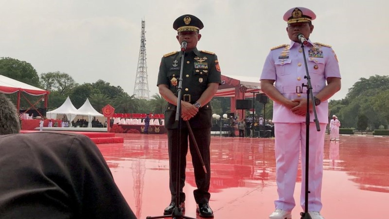 Panglima TNI Jenderal TNI Agus Subiyanto (kiri) dan Laksamana TNI Yudo Margono saat menjawab pertanyaan wartawan usai upacara serah terima panglima TNI di Plaza Mabes TNI, Jakarta, Rabu (22/11/2023). (ANTARA/Genta Tenri Mawangi)