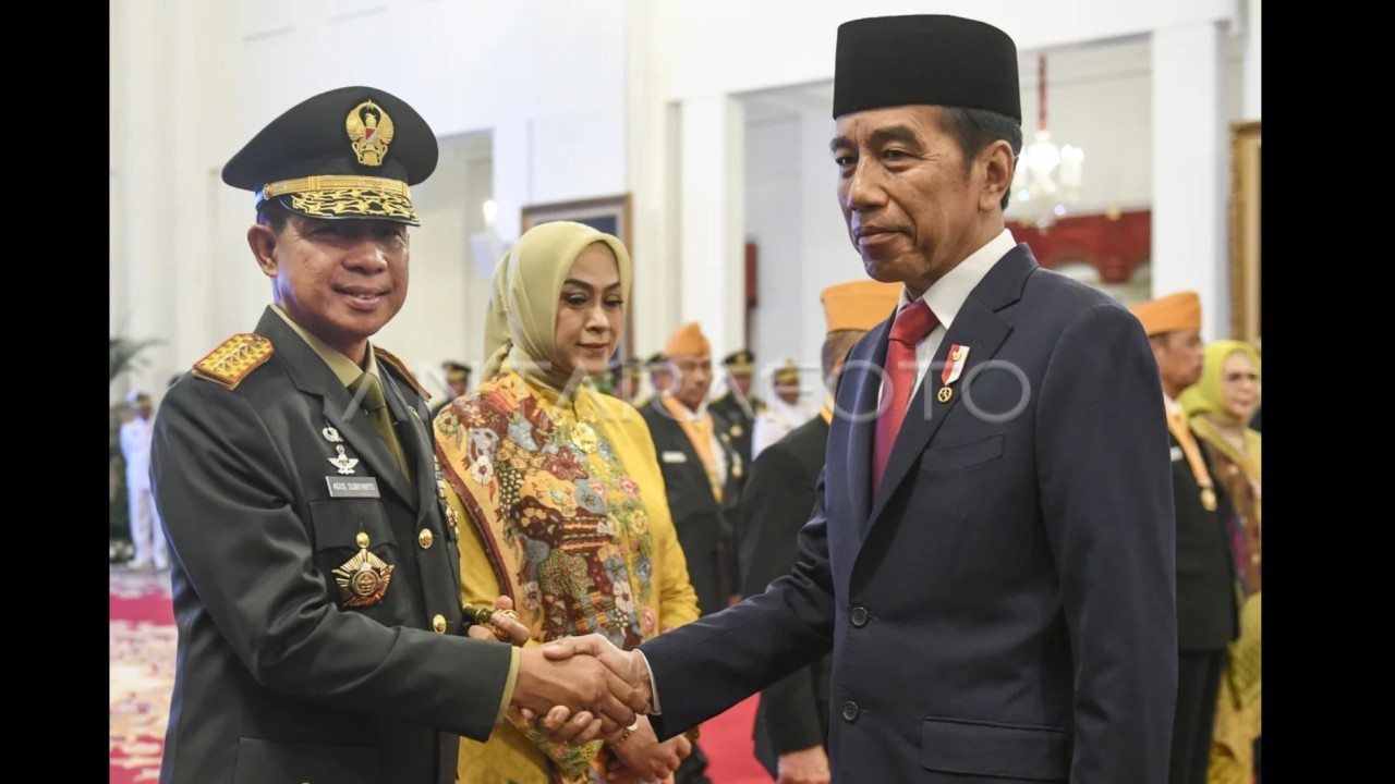 Panglima TNI Jenderal Agus Subiyanto bersama Presiden Jokowi. (Antara)