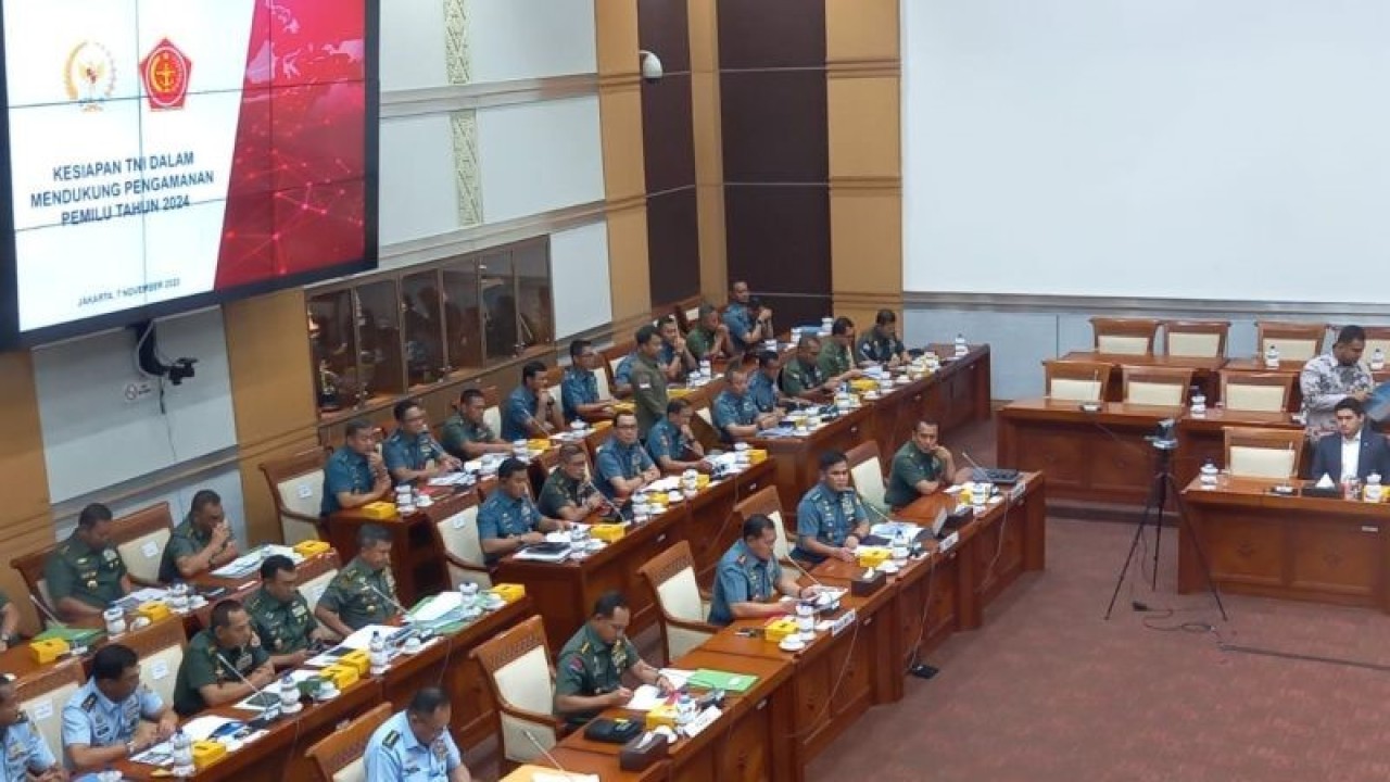 Rapat Kerja (Raker) Komisi I DPR RI dengan Panglima TNI beserta Kasad, Kasal, dan Kasau di Kompleks Parlemen, Senayan, Jakarta, Selasa (7/11/2023). ANTARA/Melalusa Susthira K