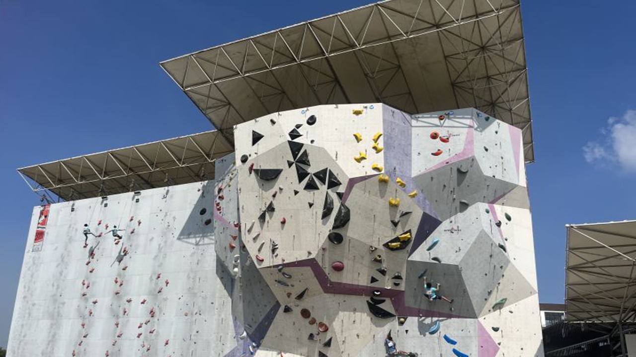 Kejurnas Provinsi Panjat Tebing DKI Jakarta di International Climbing Wall Park, Cakung, Jakarta, Kamis. (ANTARA/Putri Hanifa)