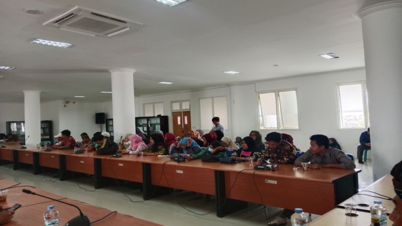 Para guru tanpa status Kabupaten Lombok Tengah, Provinsi NTB, di kantor DPRD setempat, Kamis (23/11/2023) (ANTARA/Akhyar Rosidi)