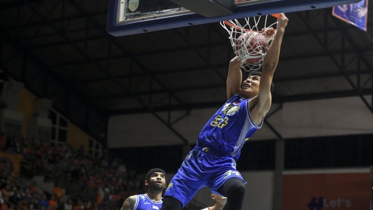 Pebasket Prawira Harum Bandung Pandu Wiguna melakukan "slam dunk" saat melawan Pelita Jaya Bakrie Jakarta pada pertandingan gim pertama final IBL 2023 di Hall Basket Senayan, Jakarta, Kamis (20/7/2023). ANTARA FOTO/Hafidz Mubarak A/tom