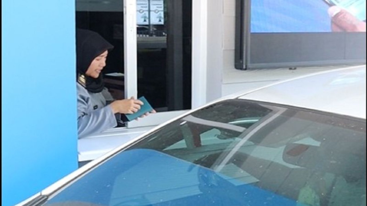 Layanan pengambilan paspor Drive-Thru di Kantor Imigrasi Kelas I Non TPI Tangerang. (ANTARA/HO-Imigrasi)