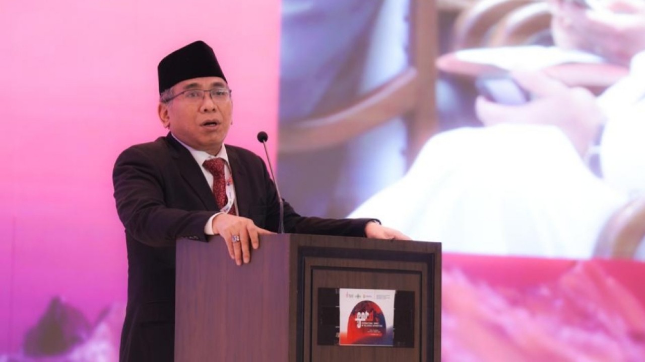 Ketua Umum PBNU KH Yahya Cholil Staquf saat menyampaikan pidato kunci pada Pleno II R20 ISORA di Hotel Park Hyatt, Senin (27/11/2023)/PBNU