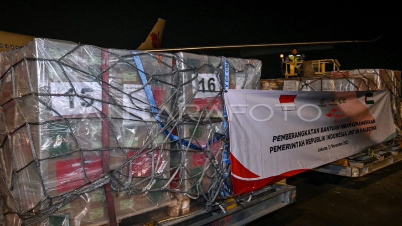 Petugas bersiap memindahkan bantuan hibah kemanusiaan dari Pemerintah Indonesia untuk Palestina ke pesawat di Terminal 2F Bandara Internasional Soekarno Hatta, Tangerang, Banten (22/11/2023). Ketua Pengurus Besar Nahdlatul Ulama (PBNU) KH Ahmad Fahrur Rozi menilai upaya bantuan kemanusiaan dan diplomasi internasional merupakan langkah yang paling konkret untuk membantu rakyat Palestina. (ANTARA FOTO/Sulthony Hasanuddin/Spt.)