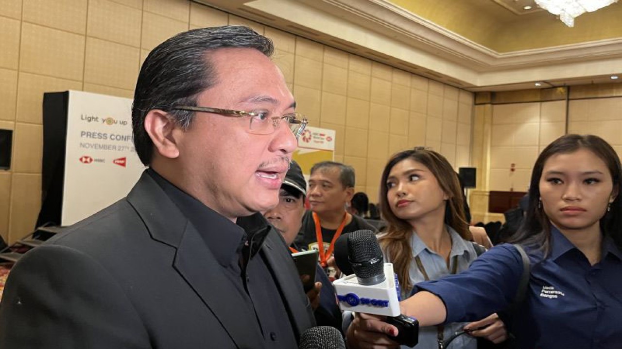 Ketua Persatuan Bulutangkis Seluruh Indonesia (PBSI) Agung Firman Sampurna saat ditemui awak media usai jumpa pers Daihatsu Indonesia Masters 2024 di Jakarta, Senin (27/11/2023). (ANTARA/Arnidhya Nur Zhafira)