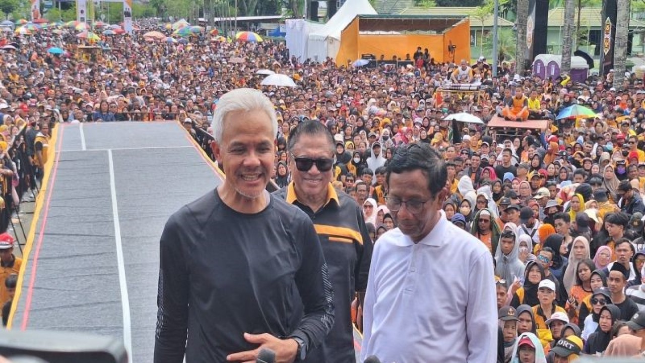 Dokumentasi-Pasangan capres-cawapres nomor urut 3 Ganjar Pranowo-Mahfud Md dan Ketua Umum Partai Hanura Oesman Sapta Odang hadiri Senam Sehat di Alun-alun Balai Kota Pontianak, Kalimantan Barat, Minggu (26/11/2023). ANTARA/Fianda Sjofjan Rassat