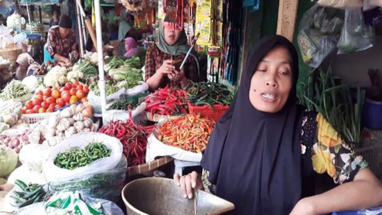 Seorang pedagang sayuran sedang menjajakan dagangannya di Pasar Sunggingan Boyolali, Jateng Selasa (21/11/2023). ANTARA/Bambang Dwi Marwoto.