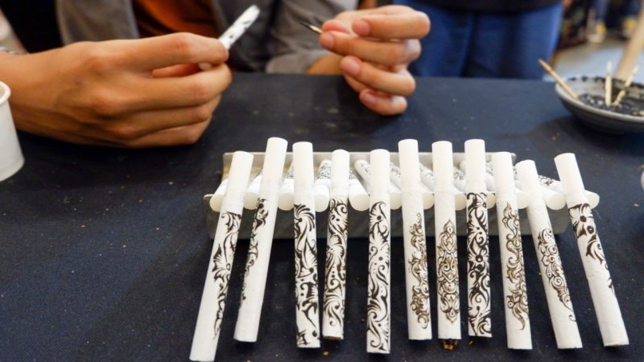 Hasil karya seni cethe yang diperlihatkan di Jakarta Coffee Week 2023 di ICE BSD City, Tangerang, Banten, Sabtu (4/11/2023). (ANTARA/Uyu Septiyati Liman)