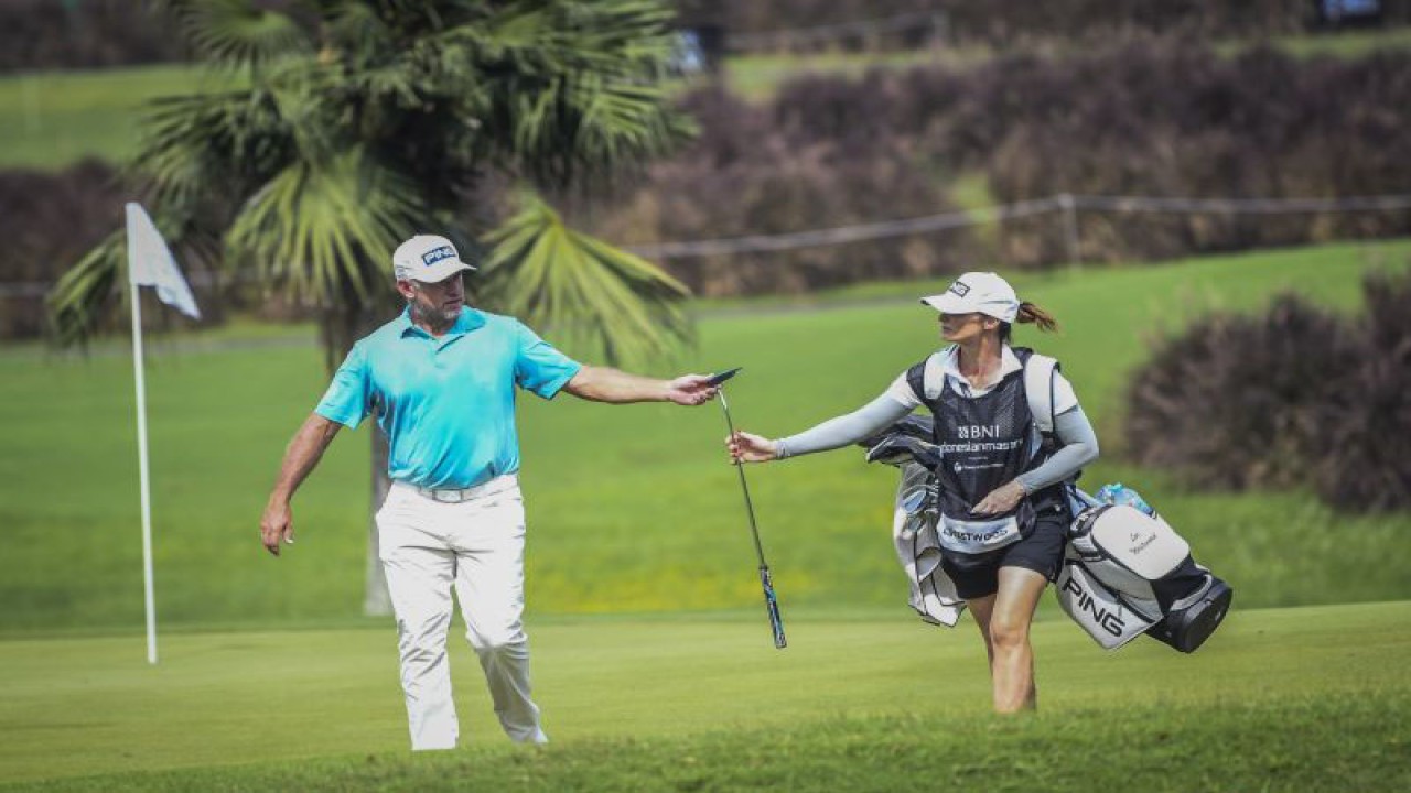 Pegolf Inggris Lee Westwood memberikan stik kepada caddy-nya pada putaran final BNI Indonesian Masters 2022 di Royale Jakarta Golf Club, Jakarta, Minggu (4/12/2022). ANTARA FOTO/Galih Pradipta/aww. (ANTARA FOTO/GALIH PRADIPTA)