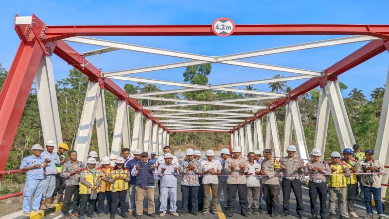 Sejumlah pejabat simbolis memotong pita untuk jembatan Kali Glidik II kembali dibuka untuk masyarakat umum setelah rampung dibangun pada Rabu (1/11/2023). (ANTARA/HO-PUTR Lumajang)
