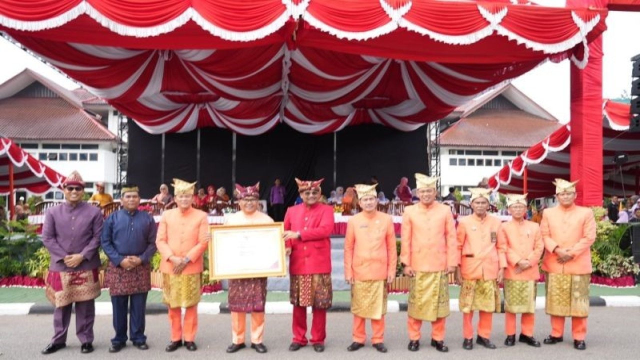 Pejabat Bupati Bangka M Haris (memagang piagam penghargaan) (ANTARA/Kasmono/Ho.Diskominfotik Bangka)