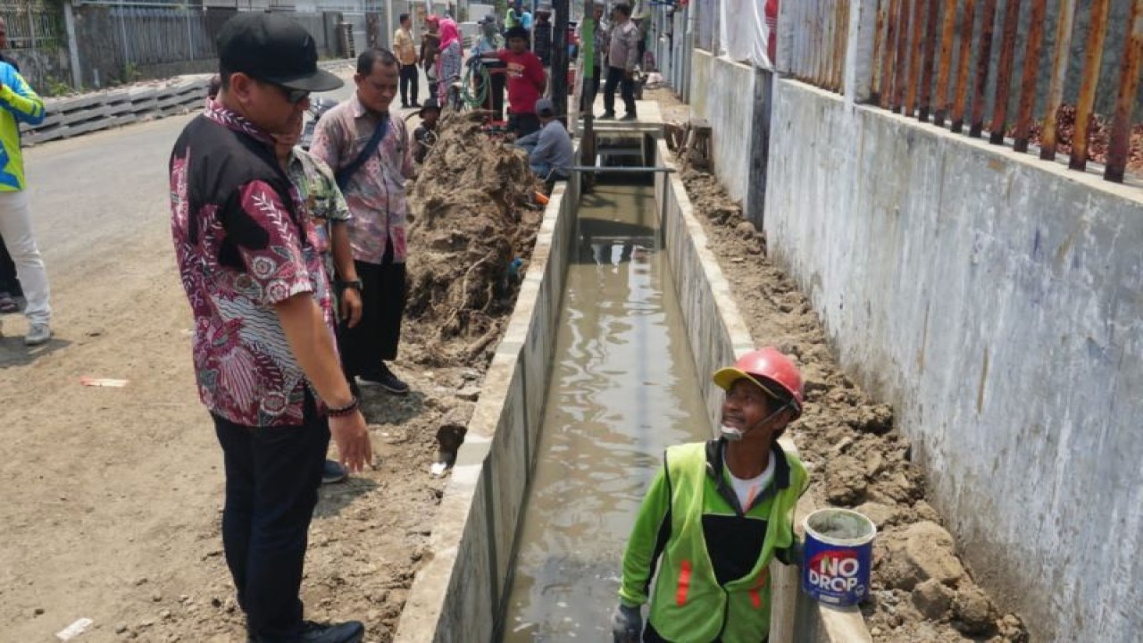 Wali Kota Pekalongan Afzan Arslan Djunaid melakukan pengecekan perbaikan drainase di Jalan Ahmad Yani, Kelurahan Poncol, Kamis (2/11/2023). (ANTARA/HO-Humas Kota Pekalongan)