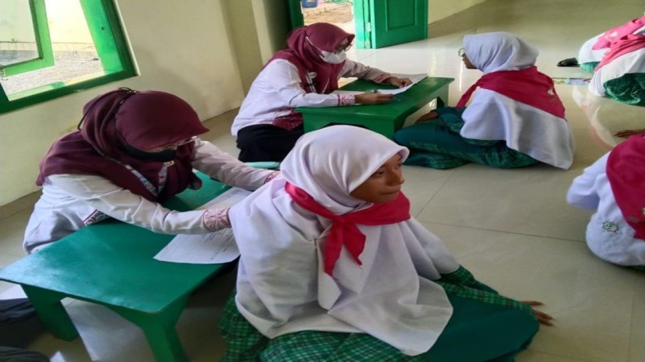 Prtugas Dinas Kesehatan Kota Pekalongan sedang melakukan pemeriksaan kondisi kesehatan masyarakat yang berpotensi memiliki tuberkulosis, di Pekalongan, Selasa (7/11/2023). (ANTARA/HO-Humas Kota Pekalongan)