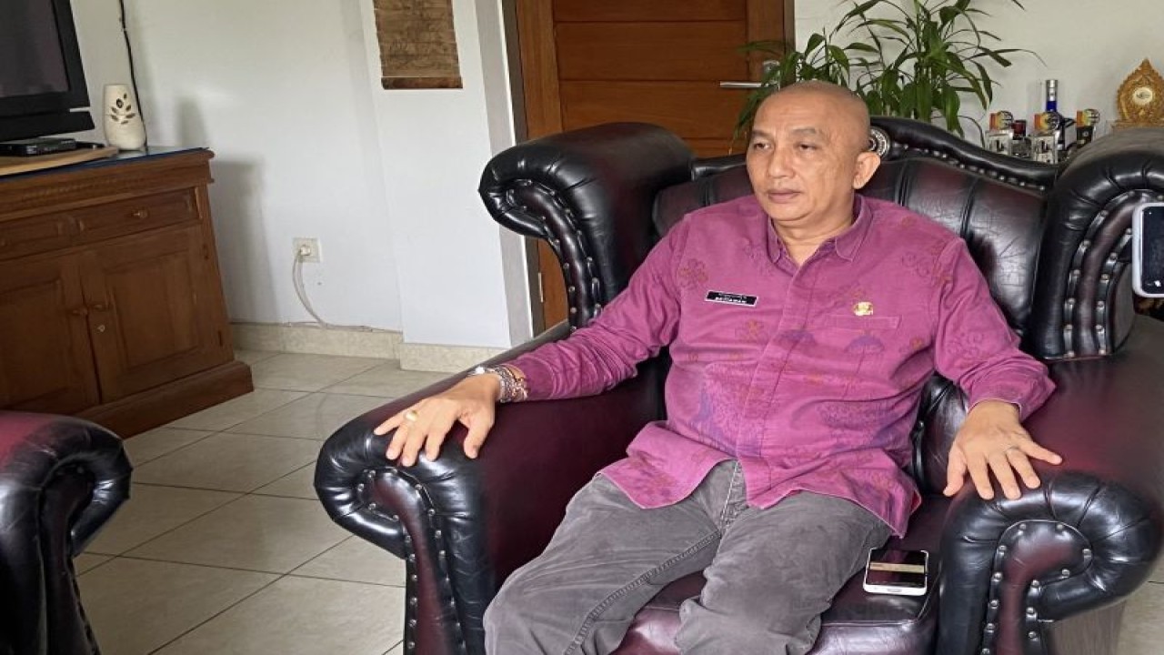 Kepala Disnaker ESDM Bali Ida Bagus Setiawan saat diwawnacara soal pengawasan skala upah di Denpasar, Selasa (28/11/2023). ANTARA/Ni Putu Putri Muliantari