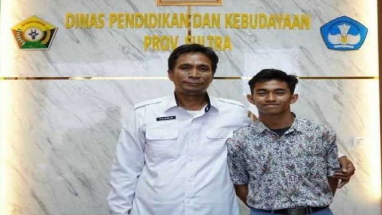 Kadis Dikbud Sultra, H.Yusmin, SPd, MH bersama Muhammad Razaq Atlet Karate yang akan mewakili Indonesia Olimpiade Portugal 2023, saat berkunjung di kantor Dikbud Sultra. (Foto Antara/HO-Dikbud Sultra)