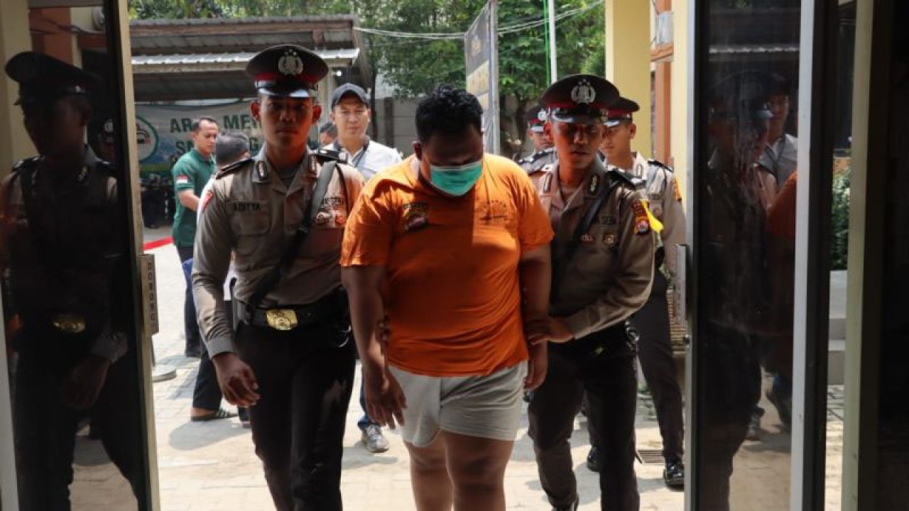 Aparat Kepolisian menggiring pelaku penipuan tiket konser Coldplay. ANTARA/Azmi.