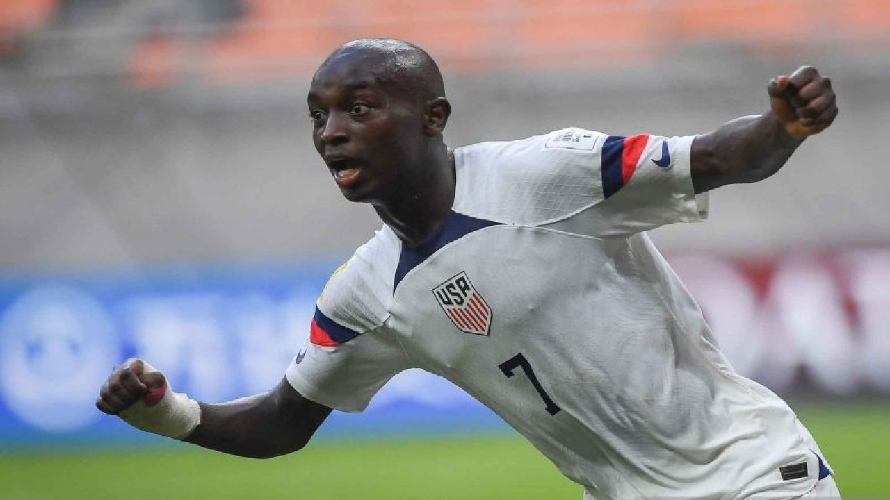 Pesepak bola Timnas Amerika Serikat Nimfasha Berchimas berselebrasi usai mencetak gol ke gawang Timnas Burkina Faso dalam penyisihan Grup E Piala Dunia U-17 di Jakarta International Stadium, Jakarta, Rabu (15/11/2023). ANTARA FOTO/Sigid Kurniawan/YU