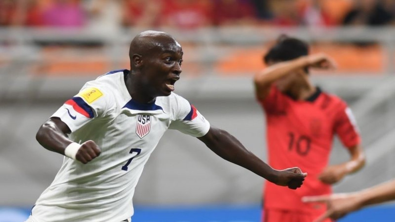 Pesepak bola Timnas Amerika Serikat Nimfasha Berchimas (kiri) meluapkan kegembiraannya seusai mencetak gol ke gawang Timnas Korea Selatan pada laga penyisihan Grup E Piala Dunia U-17 di Jakarta International Stadium, Jakarta, Minggu (12/11/2023). ANTARA FOTO/Akbar Nugroho Gumay/aww.