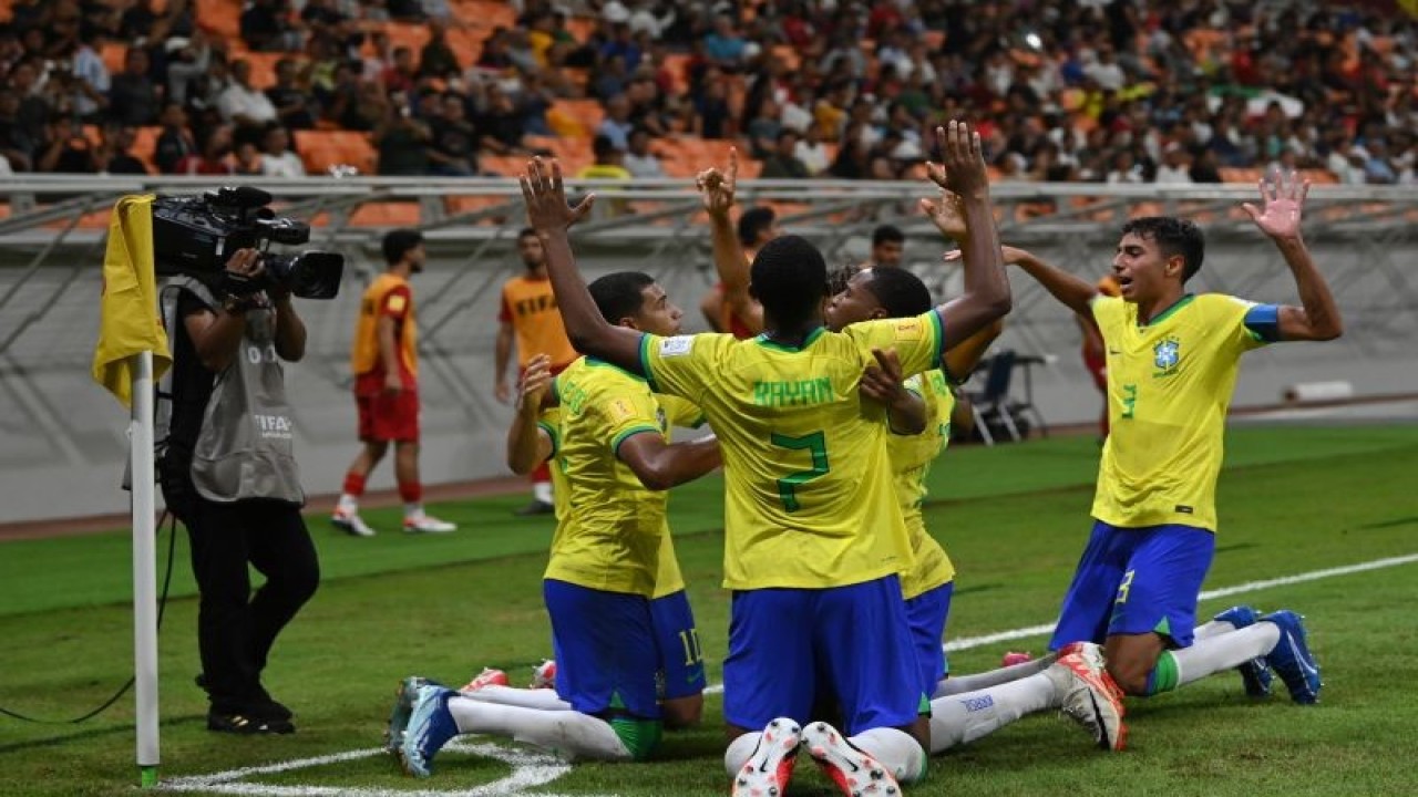 Sejumlah pesepak bola Timnas Brazil melakukan selebrasi seusai Timnas Iran melakukan gol bunuh diri dalam penyisihan Grup C Piala Dunia U-17 2023 di Jakarta International Stadium, Jakarta, Sabtu (11/11/2023). ANTARA FOTO/Sigid Kurniawan/nz. (ANTARA FOTO/SIGID KURNIAWAN)