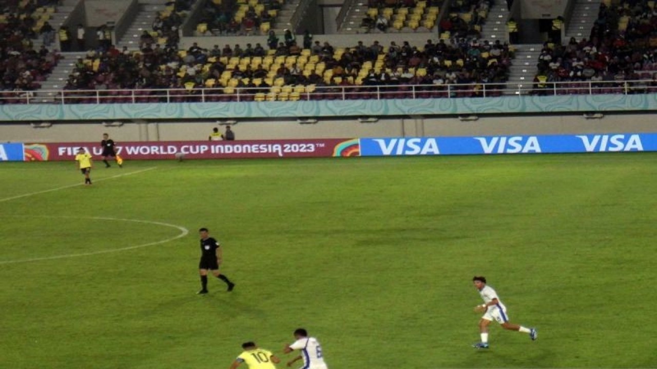 Pemain nomor punggung 10 Ekuador U-17, Michael Bermudez (kostim kuning hitam) saat membawa bola dikawal ketat pemain Panama (kostum putih putih) Piala Dunia U-17, di Stadion manahan Solo, Kamis (16/11/2023). ANTARA/Bambang Dwi Marwoto.