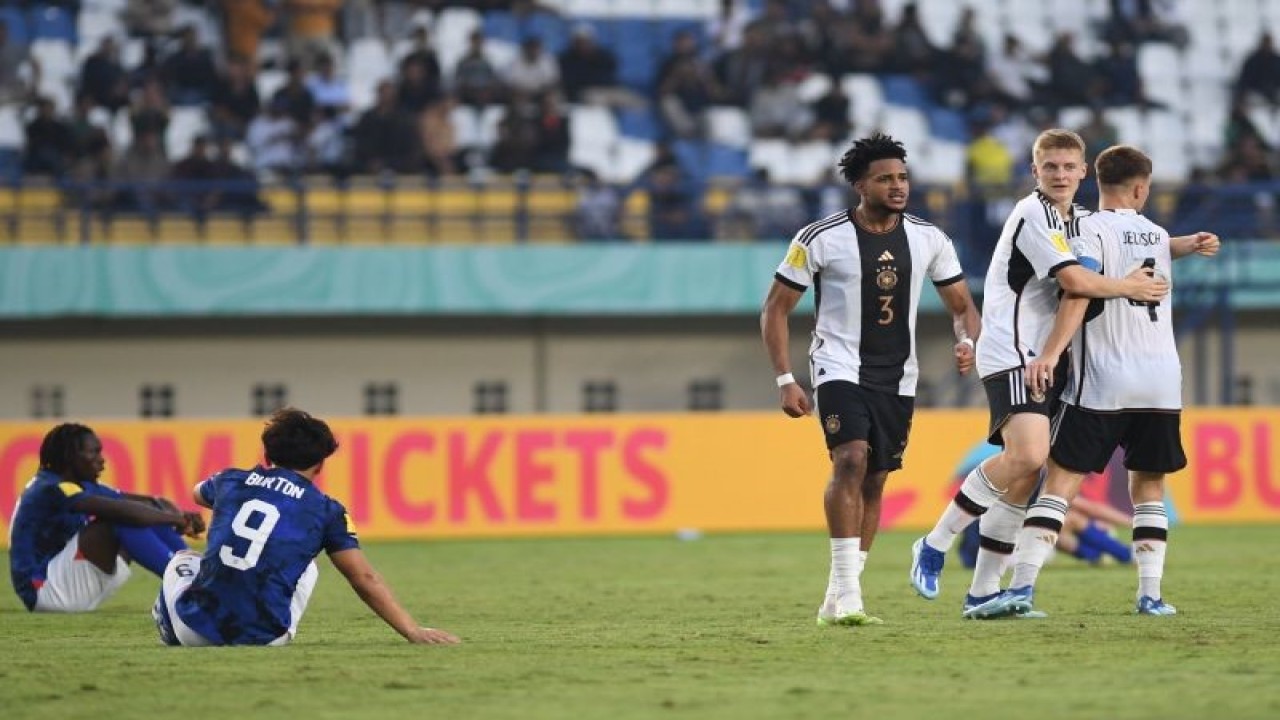 Sejumlah pesepak bola Timnas Jerman merayakan kemenangan atas Timnas Amerika Serikat pada pertandingan babak 16 besar Piala Dunia U-17 2023 di Stadion Si Jalak Harupat, Kabupaten Bandung, Jawa Barat, Selasa (21/11/2023). ANTARA FOTO/M Agung Rajasa/rwa.