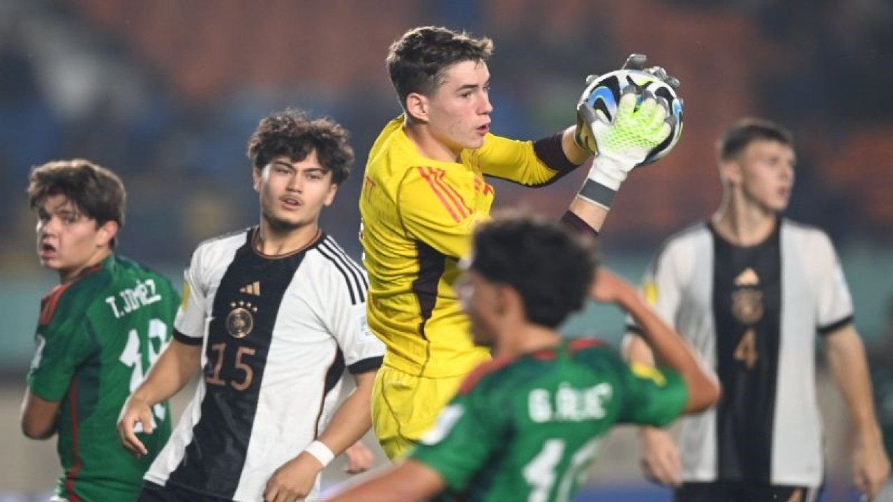 Kiper Timnas Jerman Max Schmitt menangkap bola di udara pada pertandingan fase Grup F Piala Dunia U-17 2023 melawan Timnas Meksiko di Stadion Si Jalak Harupat, Kabupaten Bandung, Jawa Barat, Minggu (12/11/2023). ANTARA FOTO/Wahyu Putro A/aww.