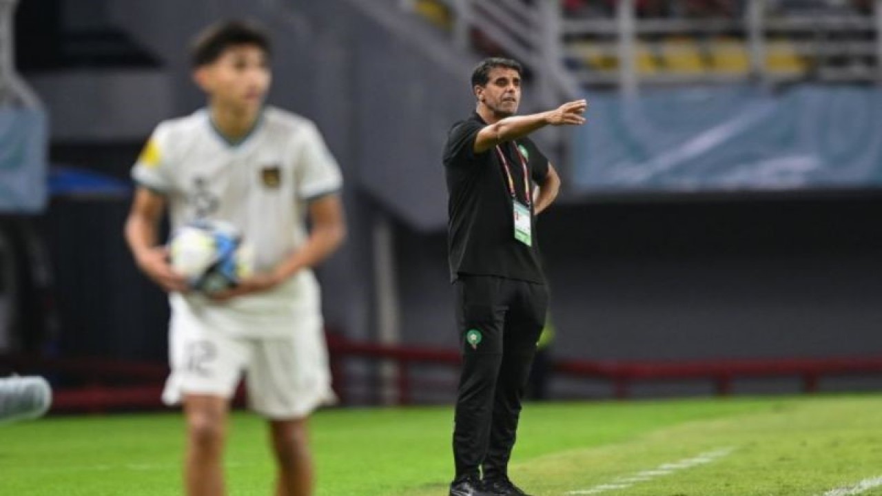Pelatih Timnas Maroko Said Chiba memberikan instruksi kepada para pemainnya saat melawan Timnas Indonesia dalam pertandingan penyisihan Grup A Piala Dunia U-17 2023 di Stadion Gelora Bung Tomo (GBT), Surabaya, Jawa Timur, Kamis (16/11/2023). Timnas Maroko menang dengan skor 3-1 sekaligus memastikan lolos ke babak 16 besar. (ANTARA FOTO/Aditya Pradana Putra/foc.)