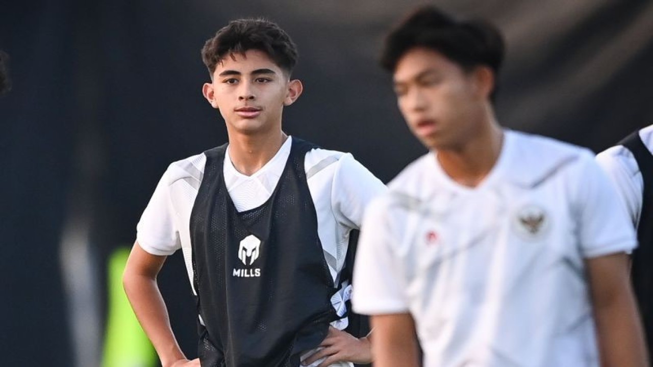Pesepak bola Timnas Indonesia U-17 Welber Jardim (tengah) saat berlatih bersama tim di Lapangan A kompleks Stadion GBT Surabaya, Minggu (12/11/2023). (ANTARA/Aditya Pradana Putra)