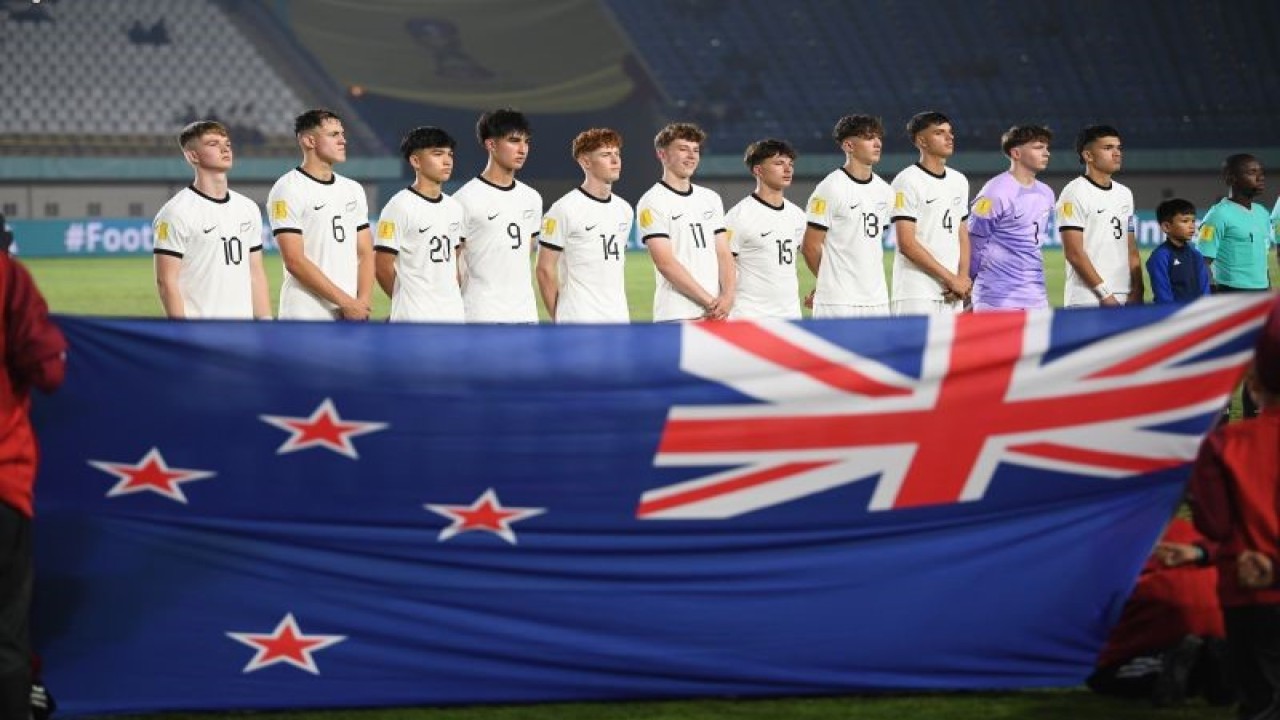 Pesepak bola Timnas Selandia Baru menyanyikan lagu kebangsaan sebelum bertanding melawan Timnas Jerman pada penyisihan Grup F Piala Dunia U-17 2023 di Stadion Si Jalak Harupat, Bandung, Jawa Barat, Rabu (15/11/2023). ANTARA FOTO/M Agung Rajasa/nym