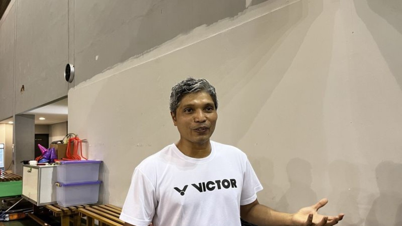 Pelatih tunggal putra Indonesia Irwansyah saat ditemui wartawan di Pelatnas PP PBSI Cipayung, Jakarta Timur, Rabu (8/11/2023). (ANTARA/Arnidhya Nur Zhafira)