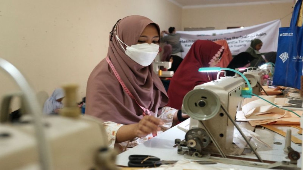 Pelatihan menjahit. (ANTARA/HO-Pupuk Kujang)